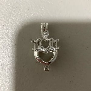 Mom heart ❤️  (fits 2 pearls or 1 big pearl)